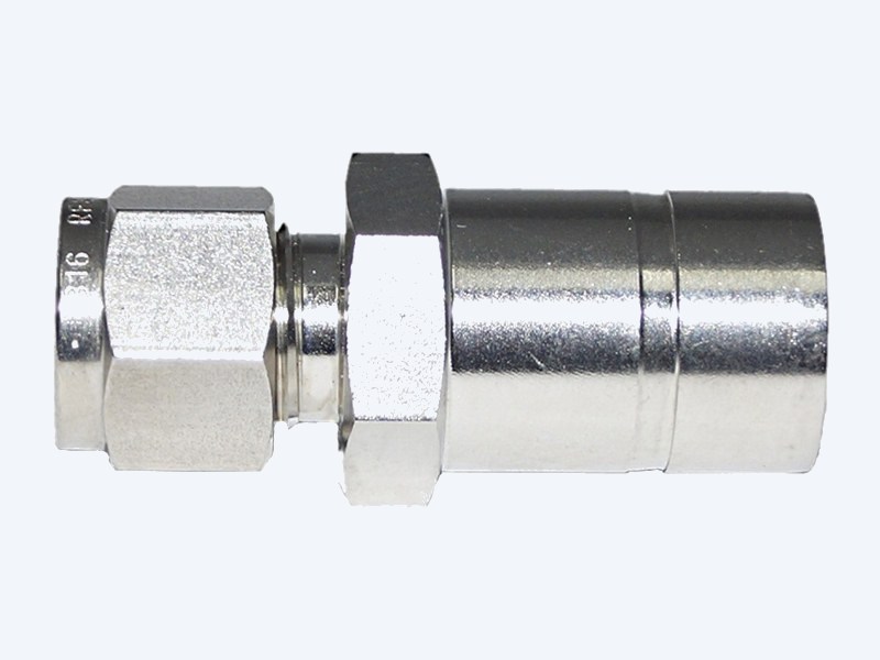 Double ferrule reducer, ferrule nut at one end and a larger plain machined end at the other, stamped 316
